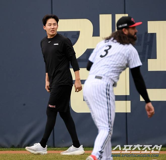 훈련하는 켈리를 지켜보는 임찬규