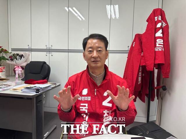 대구 동구군위갑 선거구 최은석 국민의힘 후보가 2일 <더팩트>와 인터뷰를 하고 있다. / 대구 = 박성원 기자