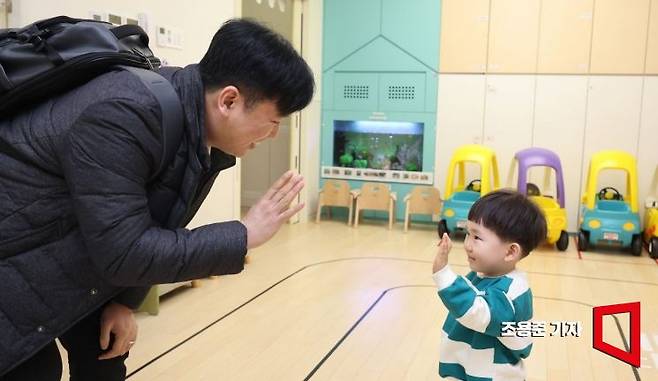 장재영 NH투자증권 자산관리전략부 차장과 아들 은우 군이 인사를 하고 있다. 사진=조용준 기자 jun21@