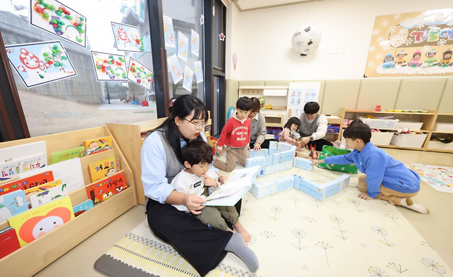 지난 1월26일 경기 가평군에 있는 주식회사 남이섬 직장 어린이집에서 보육교사와 아이들이 수업을 하고 있다. /사진=조용준 기자 jun21@