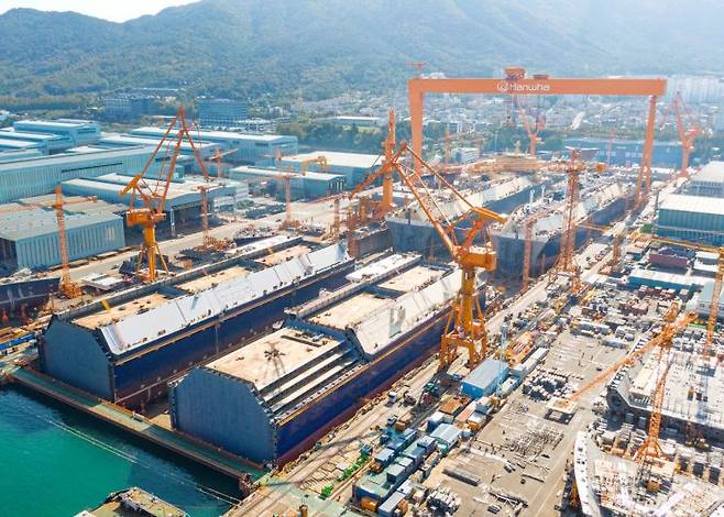 한화오션 거제사업장 제1독(dock)에서 대형 LNG운반선 네 척이 동시에 건조되고 있다. [사진제공=한화오션]