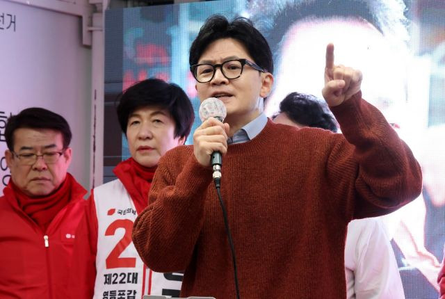 한동훈 국민의힘 총괄선거대책위원장이 29일 서울 영등포구 영진시장에서 김영주, 박용찬 후보와 함께 지지를 호소하고 있다. 사진=김현민 기자 kimhyun81@ 사진=김현민 기자 kimhyun81@