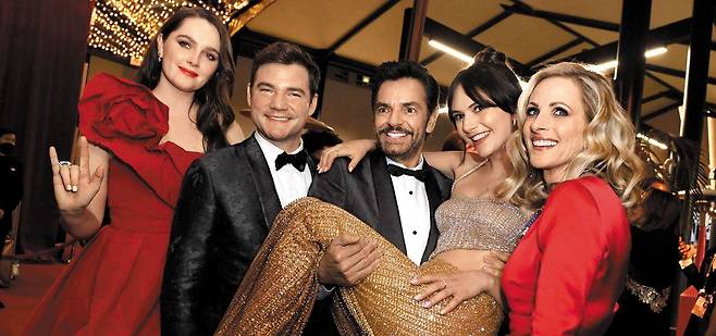 올해 아카데미 시상식은 청각장애를 그린 영화‘코다’에 작품상을 안겼다. 에이미 포사이스(왼쪽부터), 대니얼 듀랜트, 에우헤니오 데르베스, 에밀리아 존스, 말리 매틀린 등 출연진이 함께 기뻐하고 있다. 대니얼 듀랜트와 말리 매틀린은 실제로 청각 장애인 배우다. /AFP 연합뉴스