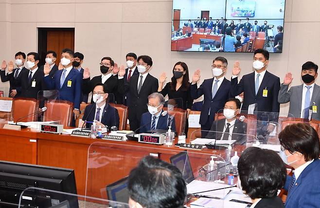 2021년 10월 7일 오후 국회 산업통상자원중소벤처기업위원회 국정감사에서 기업인들을 포함한 일반 증인들이 자리에서 일어서서 증인 선서를 하고 있는 모습. /국회사진기자단