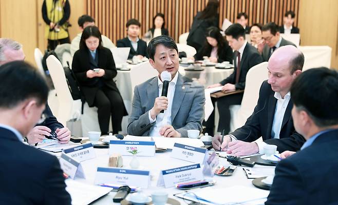안덕근 산업통상자원부 장관이 3일 오전 서울 은평구 진관사에서 외국인투자 전략회의를 주재하고 있다. /산업통상자원부 제공