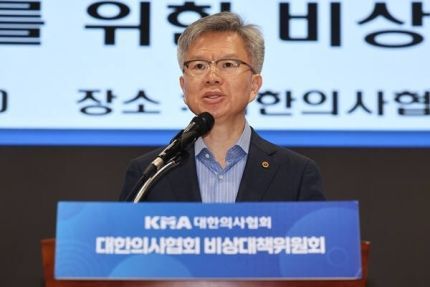 김택우 대한의사협회 비상대책위원회 위원장이 3일 오후 서울 용산구 대한의사협회에서 의대 증원 저지를 위한 비대위 정례브리핑을 하고 있다. ⓒ연합뉴스