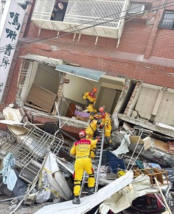 3일 강진이 발생한 대만 동북부 도시 화롄에서 무너진 건물 사이로 구조대원들이 수색을 위해 진입하고 있다. ⓒ AP/연합뉴스