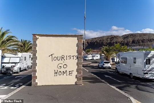 아프리카 북서부 스페인령 카나리아 제도의 테네리페에 '반 관광객 정서'가 커지고 있는 가운데 지난 주 한 리조트의 벽과 건물 등에 '관광객은 집에 가라'는 낙서 메시지가 붙어 있다. [Walter Finch SNS 캡처]