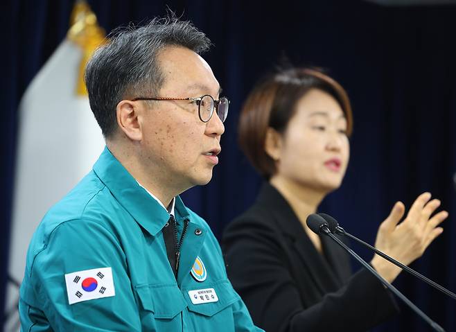 중앙재난안전대책본부 제1총괄조정관인 박민수 보건복지부 2차관이 3일 오전 정부서울청사에서 의사 집단행동 중앙재난안전대책본부 브리핑을 하고 있다.