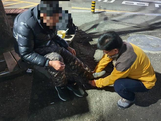 정운용 인의협 부산·경남 대표가 노숙인 진료를 하고 있는 모습. 그는 22년째 부산 노숙인진료소 소장을 맡고 있다. 인의협 제공