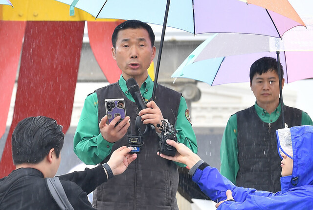 강철원 사육사가 3일 오전 경기 용인시 에버랜드 장미원에서 푸바오 팬들에게 보내는 감사 편지를 낭독하고 있다. 사진공동취재단