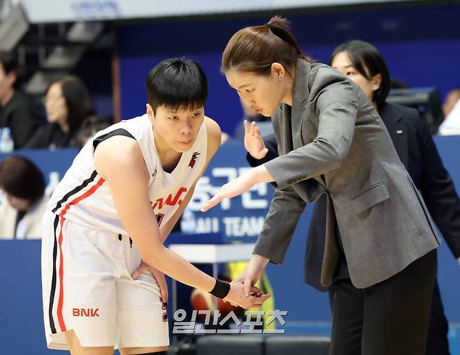 29일 오후 인천 도원체육관에서 열린 2023~2024 여자프로농구 인천 신한은행과 부산 BNK썸의 경기. BNK썸 박정은 감독이 진안에게 작전지시하고있다. 인천=정시종 기자 capa@edaily.co.kr /2024.01.29.