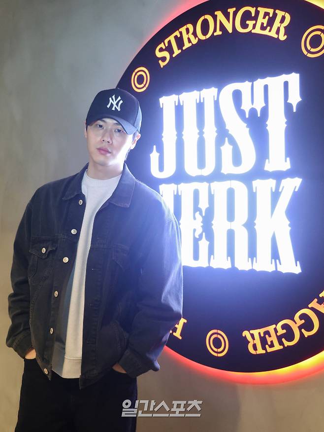 댄스크루 저스트절크 리더 영제이(본명 성영재)가 2일 오후 서울 서대문구 저스트절크 댄스학원 이대점에서 진행된 일간스포츠와의 인터뷰에 앞서 포즈를 취하고 있다. 서병수 기자 qudtn@edaily.co.kr /2024.04.02/