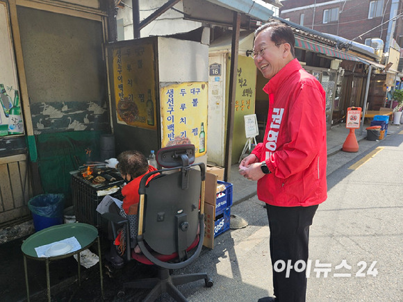 권영세 국민의힘 서울 용산 후보가 지난 2일 삼각지역 인근에서 주민들과 만나 인사하며 환하게 웃고 있다. [사진=김보선 기자]