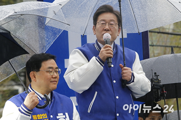 3일 이재명 더불어민주당 대표(오른쪽)가 경상남도 창원성산구를 찾아 허성무 후보(왼쪽) 지원 유세를 하고 있다. [사진=임승제 기자]