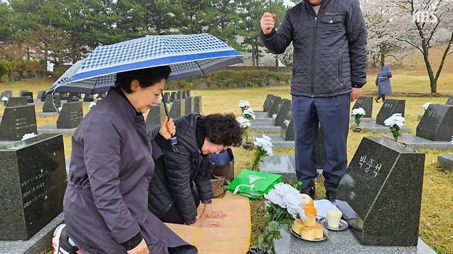 오늘(3일) 아침 제주시 봉개동 4·3평화공원 행방불명인 묘역을 찾은 박계성, 박미영 자매 (사진, 김재연 기자)