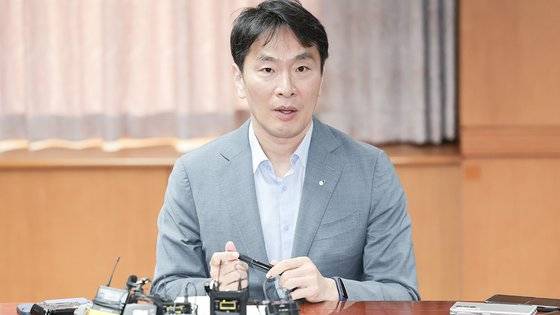 이복현 금융감독원장이 3일 오전 서울 영등포구 금융감독원에서 열린 금융감독원-네이버 업무협약식을 마친 뒤 취재진과 만나 백브리핑을 하고 있다. 연합뉴스