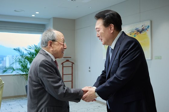 윤석열 대통령이 3일 김형석 연세대학교 명예교수와 오찬을 하기 전 인사를 나누고 있다. 사진 대통령실