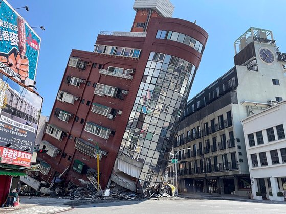 3일 대만 동부에서 발생한 규모 7 이상 강진으로 화롄시 9층 높이의 톈왕싱 빌딩이 붕괴해 기울어져있다. AFP=연합뉴스