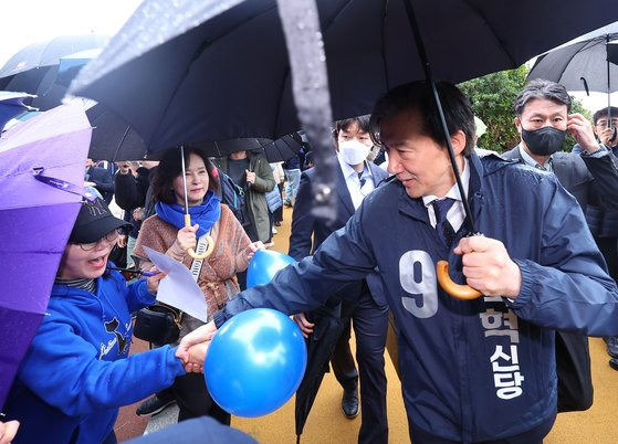 조국 조국혁신당 대표가 28일 오전 부산 해운대구 동백섬에서 조국혁신당 22대 총선 출정식을 마친 뒤 더불어민주당 지지자와 인사하고 있다. 연합뉴스