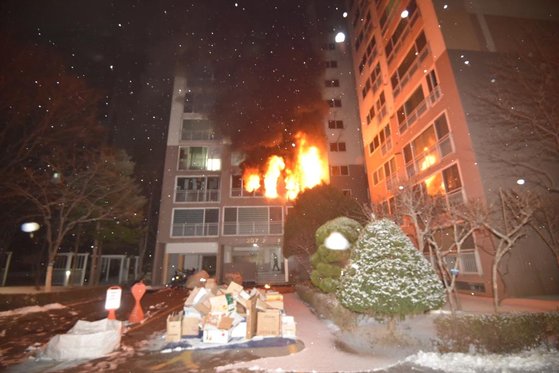 지난해 12월 25일 새벽 서울 도봉구 방학동의 한 아파트에서 불이 나 2명이 숨지고 27명이 다쳤다. 뉴스1