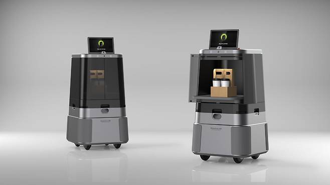 현대차·기아가 3일 선보인 배송 로봇 ‘달이 딜리버리(DAL-e Delivery)’. 쇼핑몰처럼 사람들이 붐비는 공간에서도 물건 배달이 가능한 자율주행 로봇이다. 현대차·기아 제공