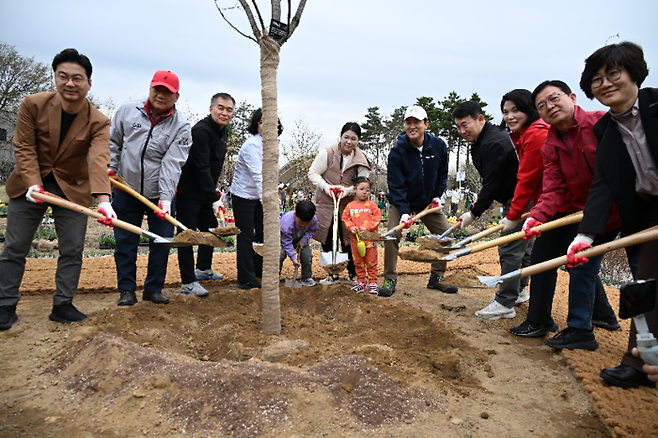 오세훈 서울시장(오른쪽에서 다섯번째)이 3일 서울 강동구 암사역사공원에서 시민들과 함께 식목일 기념 식수를 하고 있다. 서울시 제공
