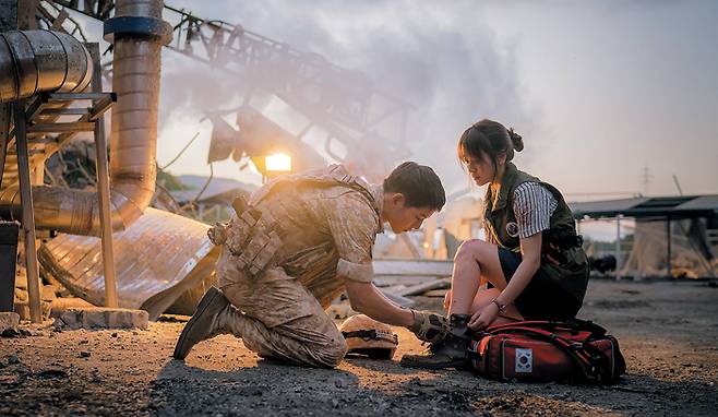 A scene from the TV series "Descendants of the Sun," starring Song Joong-ki (left) and Song Hye-kyo (KBS)