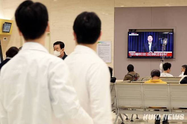 1일 오전 서울 한 대형병원에서 의료진들이 윤석열 대통령의 의료 개혁 관련 대국민 담화를 보고 있다. 사진=곽경근 대기자