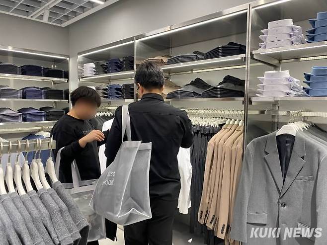 한 의류 매장에서 남성 고객들이 옷을 살펴보고 있다. 사진=심하연 기자 