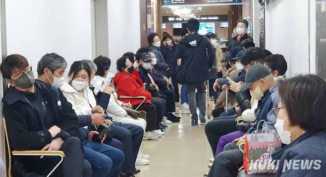 지난 3월18일 서울의 한 대학병원. 외래 대기실이 환자들과 보호자들로 붐비고 있다. 사진=곽경근 대기자