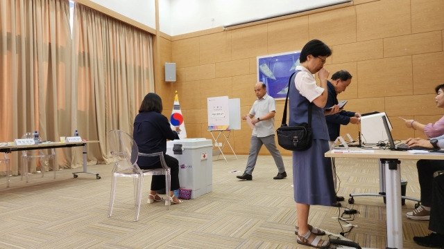 22대 국회의원선거 재외투표가 시작된 지난달 27일(현지시간) 남아프리카공화국 프리토리아 주남아공 한국대사관에 마련된 재외투표소에서  재외유권자들이 투표하고 있다. 연합뉴스
