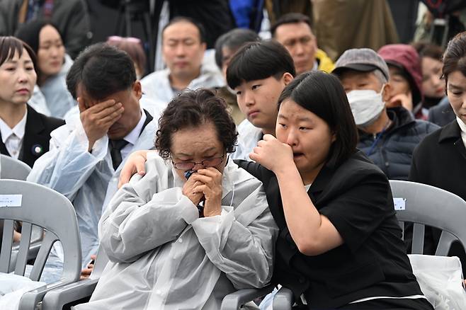 3일 오전 제주시 봉개동 4·3평화공원에서 열린 제76주년 제주4·3희생자추념식에서 김옥자 할머니가 인공지능(AI) 기술을 활용해 재현한 자신의 아버지 영상을 보고 손녀와 함께 눈물을 흘리고 있다. [제주도사진기자회]