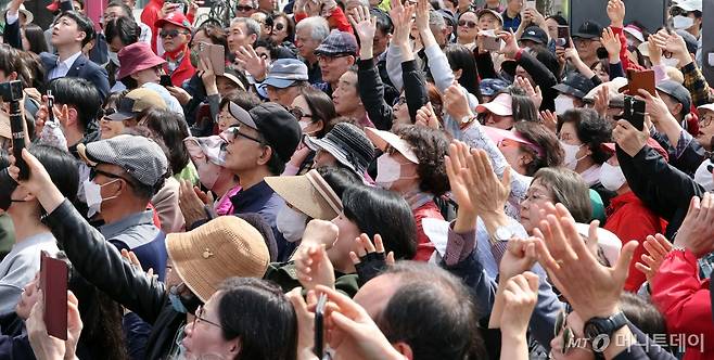 [세종=뉴시스] 강종민 기자 = 제22대 국회의원 선거를 일주일여 앞둔 2일 세종시 나성동에서 유권자들이 한 정당의 지원유세를 보고 있다. 2024.04.02. ppkjm@newsis.com /사진=강종민