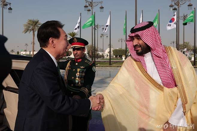[리야드=뉴시스] 전신 기자 = 사우디아라비아를 국빈 방문 중인 윤석열 대통령이 22일(현지시간) 리야드 야마마궁을 도착해 무함마드 빈 살만 빈 압둘아지즈 알 사우드 왕세자 겸 총리와 만나 인사하고 있다. (공동취재) 2023.10.22. photo1006@newsis.com /사진=전신