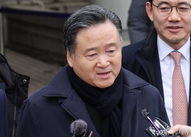 [서울=뉴시스] 황준선 기자 = SPC 그룹 계열사 밀다원 주식을 저가에 양도한 혐의로 재판에 넘겨진 허영인 SPC그룹 회장이 2일 오전 서울 서초구 서울중앙지방법원에서 열린 1심 선고 공판에서 무죄를 선고받은 뒤 법정을 나서고 있다. (공동취재)  2024.02.02.