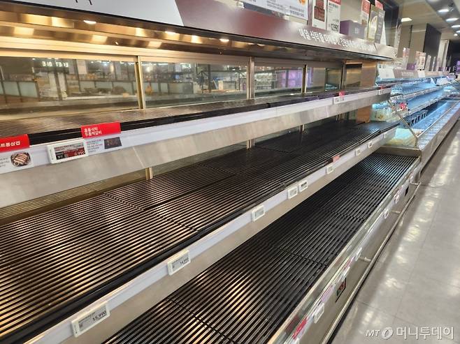 지난 2일 오후 10시40분쯤 서울 마포구 상암동의 한 대형마트 델리 코너가 텅 비어있다. 채소, 과일 등 먹거리 고물가가 이어지면서 알뜰한 소비에 나서는 이들이 늘고 있다. 대형마트나 할인마트에서 '마감 세일'을 노리는 소비자들이 대표적이다. 마감 세일 시간을 놓치지 않기 위해 '마감런'에 나서는 이들도 적지 않다./사진=최지은 기자