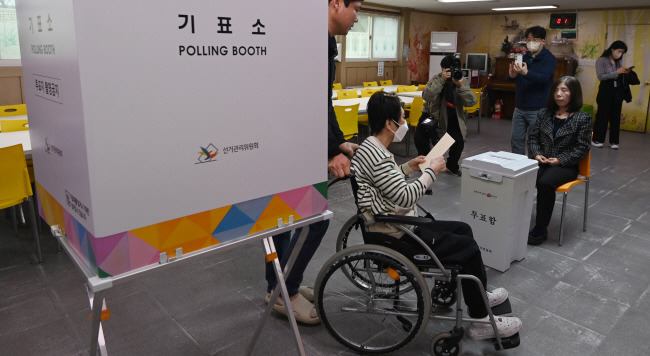 3일 오전 경기 수원시 권선구 수봉재활원에서 휠체어를 탄 유권자가 거소투표를 하고 있다. 거소투표는 몸이 불편해 투표소에 갈 수 없는 선거인 등이 자신이 머무는 곳에서 투표할 수 있는 제도다. 윤성호 기자