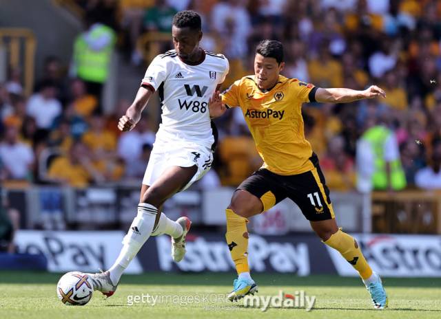 황희찬을 밀착마크하고 있는 풀럼 센터백 아다라비오요./게티이미지코리아