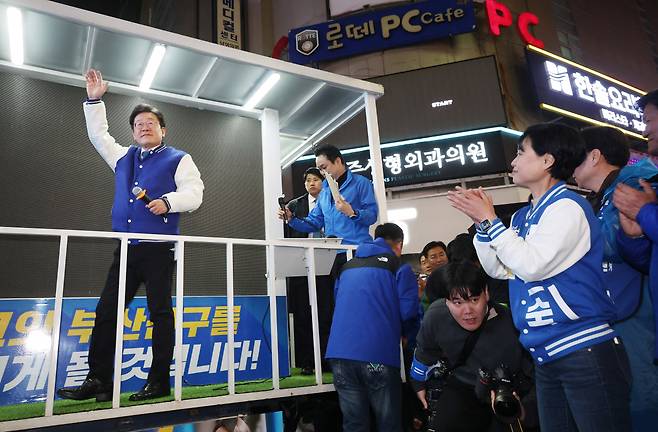 더불어민주당 이재명 대표가 3일 부산 서면에서 선거 유세를 하고 있다. 연합뉴스