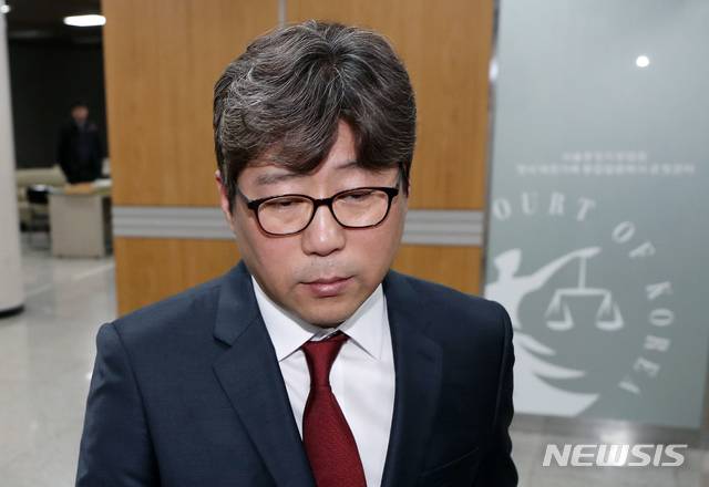 [서울=뉴시스] 고범준 기자 = 50억원대 회삿돈을 횡령한 혐의 등으로 재판에 넘겨진 김도균 탐앤탐스 대표가 29일 오후 서울 서초구 서울고등법원에서 열린 항소심 선고 공판을 마치고 법정을 나서고 있다. 2019.11.29. bjko@newsis.com