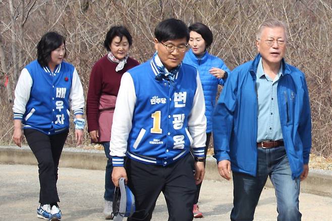 [서울=뉴시스] 조성봉 기자= 문재인 전 대통령과 변광용(경남 거제) 더불어민주당 후보가 27일 오전 경남 거제시 계룡산을 등반하고 있다. (사진=변광용 후보 제공) 2024.03.27. photo@newsis.com *재판매 및 DB 금지
