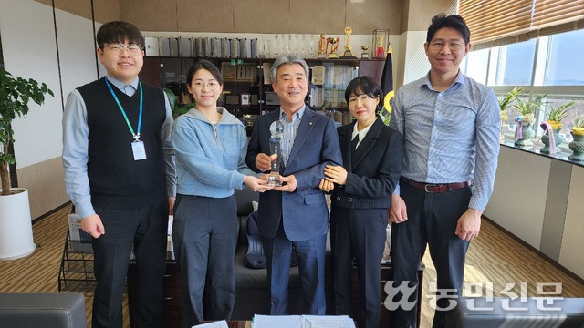 천해수 충남 아산축산농협 조합장(가운데)과 직원들이 상호금융 자산 1조원 달성탑을 들고 2조원 달성에 적극 나설 것을 다짐하고 있다.