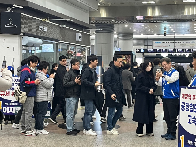 ▲더불어민주당 이재명 대표가 지난달 28일 아침 인천 계양역에서 출근길 인사를 하고 있다. 이 대표와 사진을 찍기 위해 줄 선 시민들. ⓒ프레시안(박정연)