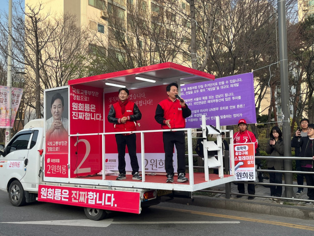 ▲국민의힘 후보인 원희룡 전 국토부장관(오른쪽)이 1일 저녁 인천 임학역에서 퇴근길 유세를 하고 있다. 왼쪽은 후원회장 이천수씨. ⓒ프레시안(박정연)