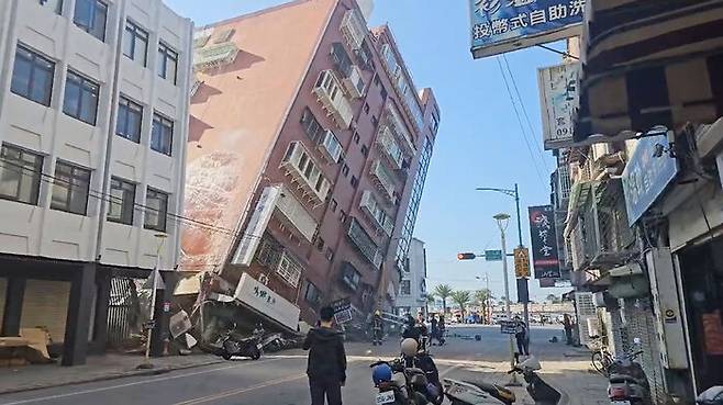 타이완 동부 화롄에서 지진으로 붕괴된 건물