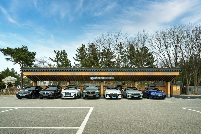 강원도 강릉시 주문진해수욕장에 개소한 ‘BMW 차징 스테이션’.  BMW코리아 제공