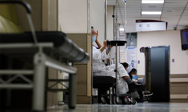 3일 서울 한 대학병원에서 환자들이 진료를 기다리고 있다. 연합뉴스