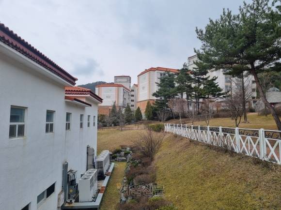 노인들이 입주한 아파트.