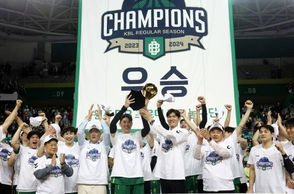 14일 오후 강원 원주종합체육관에서 열린 2023-2024 KBL 프로농구 원주 DB와 수원 kt의 경기. DB 선수 및 감독, 구단 관계자 등이 정규시즌 1위를 확정한 뒤 트로피를 들고 기뻐하고 있다. 연합뉴스